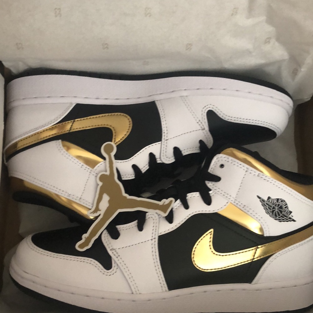 🖤💛NIKE AIR JORDAN 1 MID GS SNEAKERS💛🖤 - Picture 13 of 13
